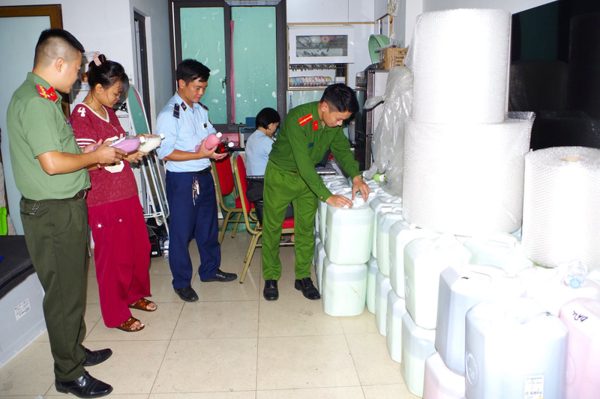 Triệt phá cơ sở bán gần 1.800 lít rượu trôi nổi gắn mác 'đặc sản' trên TikTok shop