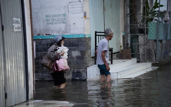 Triều cường bủa vây khu dân cư chung cư 136 Bùi Văn Ba, người dân chật vật 'canh' nước