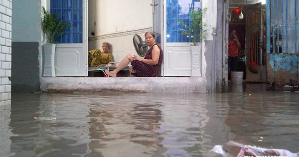 Triều cường dâng cao đúng giờ tan tầm: Nhiều tuyến đường, hẻm khu nam TP.HCM ngập sâu