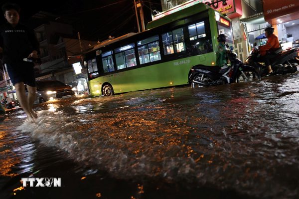 Triều cường dâng cao gây ngập sâu nhiều tuyến đường tại Thành phố Hồ Chí Minh