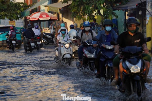 Triều cường dâng cao giờ tan tầm gây đảo lộn cuộc sống, sinh hoạt người dân TPHCM