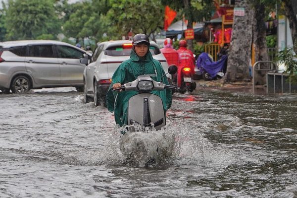 Triều cường dâng cao khiến đường ở TPHCM ngập lênh láng