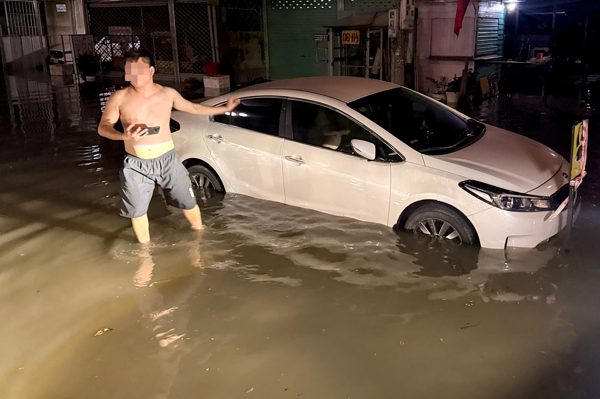 Triều cường dâng cao lúc rạng sáng, hàng loạt ô tô ở TP.HCM chìm trong biển nước