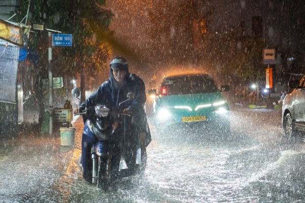 Triều cường dâng cao, ô tô chết máy giữa đường ở TPHCM