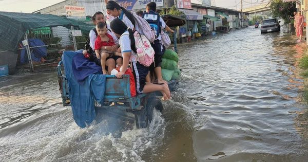 Triều cường dâng cao: Phụ huynh, học sinh TP.HCM chật vật đến trường