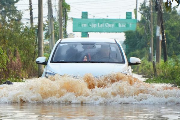 Triều cường dâng cao từ sáng sớm, phố phường Đồng Nai mênh mông nước