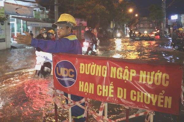 Triều cường đạt đỉnh, người dân TPHCM nghỉ bán, kê đồ tránh ngập