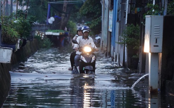 Triều cường đạt đỉnh sáng đầu tuần, người dân TP.HCM đi đường vòng, học sinh xắn quần đi học