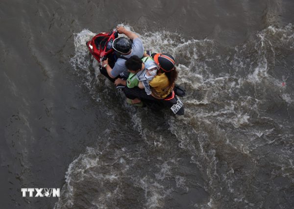 Triều cường gây ngập nhiều tuyến đường phía Nam Thành phố Hồ Chí Minh