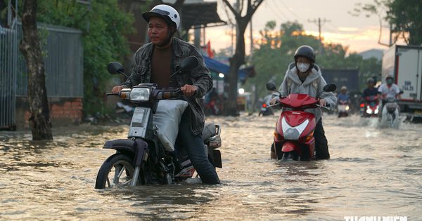 Triều cường gây ngập nửa mét ở TP.HCM, có nơi người dân hàng giờ liền 'sống cùng con nước'