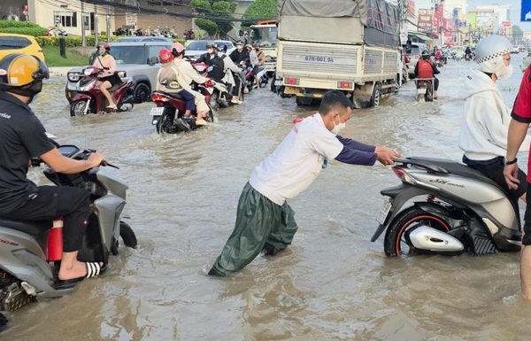 Triều cường gây ngập sâu, người dân Cần Thơ vất vả đi lại sáng đầu tuần