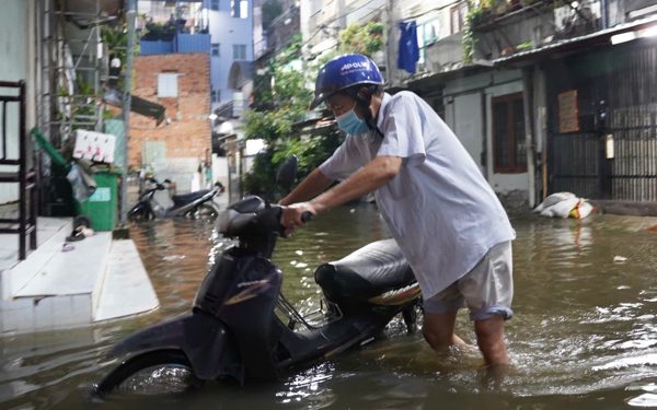 Triều cường lại đang lên tại nhiều nơi ở TP.HCM, những tuyến đường nào cần tránh?