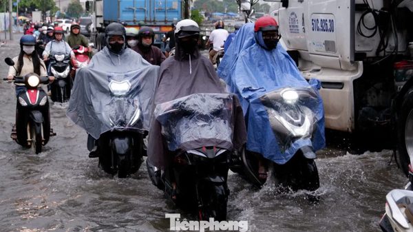 Triều cường lên cao, TPHCM đề phòng ngập khi mưa lớn