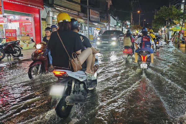 Triều cường ngập nửa bánh xe, người dân TPHCM lội bì bõm về nhà