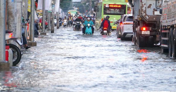 Triều cường ngày 26.10: Nhiều tuyến đường TP.HCM ngập nước ngay giờ tan tầm