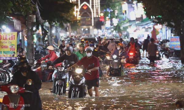 Triều cường nhấn chìm nhiều tuyến đường ở TP HCM