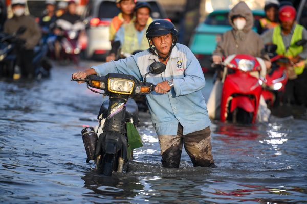 Triều cường nhấn chìm nhiều tuyến đường ở TPHCM