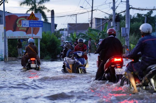 Triều cường ở TPHCM leo đỉnh, người dân bì bõm lội nước chiều cuối tuần