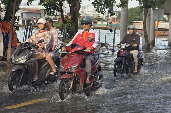 Triều cường ở TPHCM tiếp tục đạt đỉnh, nhiều trạm vượt báo động 3