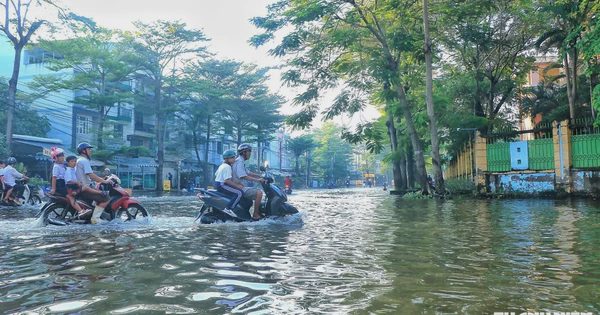 Triều cường rạng sáng 12.10, nhiều tuyến đường TP.HCM ngập nước trước giờ đi làm