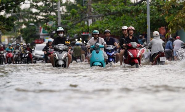 Triều cường sông Sài Gòn vượt đỉnh lịch sử, nhiều tuyến phố ngập sâu
