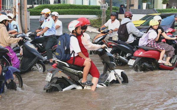 Triều cường tại TP Cần Thơ gây ngập sâu, người dân đi lại khó khăn