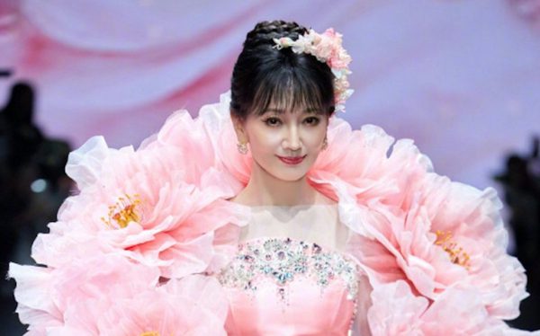 Triệu Nhã Chi diện trang phục nặng 10kg ở tuổi 72, sải bước tại Tuần lễ thời trang Bắc Kinh