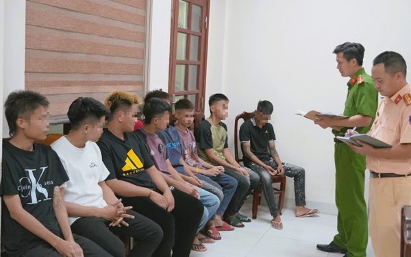 Triệu tập 17 thanh, thiếu niên chạy xe máy dàn hàng, mang hung khí để tìm 'cảm giác mạnh'