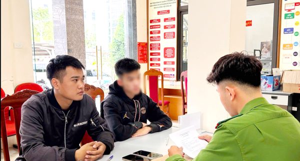 Triệu tập hai thanh niên bị phản ánh giả danh công an, dùng bình xịt hơi cay đe dọa người dân