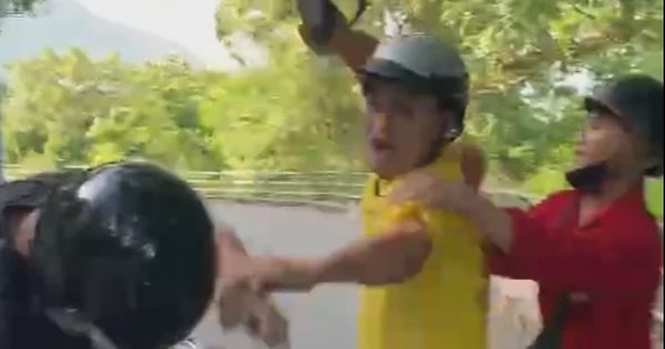 Triệu tập người đàn ông dùng dép, mũ bảo hiểm đánh nam thanh niên ở Vũng Tàu