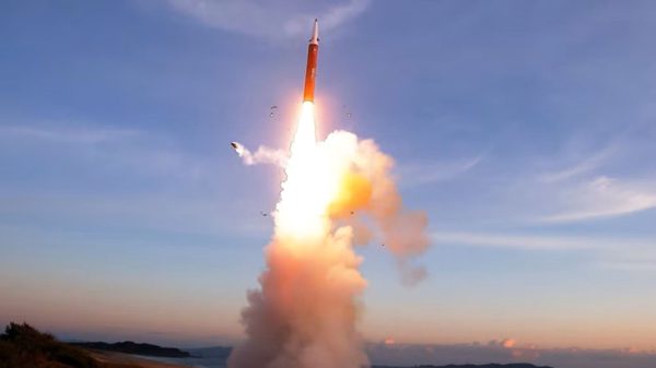 Triều Tiên trình diễn tên lửa, bệ phóng rocket và UAV mới