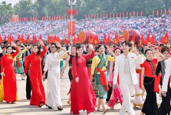 Trình Quốc hội bổ sung 1 ngày nghỉ hưởng nguyên lương vào Bộ luật Lao động