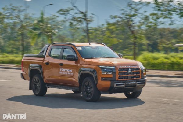 Triton “hạ nhiệt” sau tháng vượt Ranger, nhưng vẫn hút khách hơn Hilux