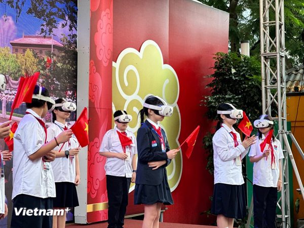 “Trở về thời khắc thiêng liêng” - Công nghệ VR đưa lịch sử đến gần giới trẻ