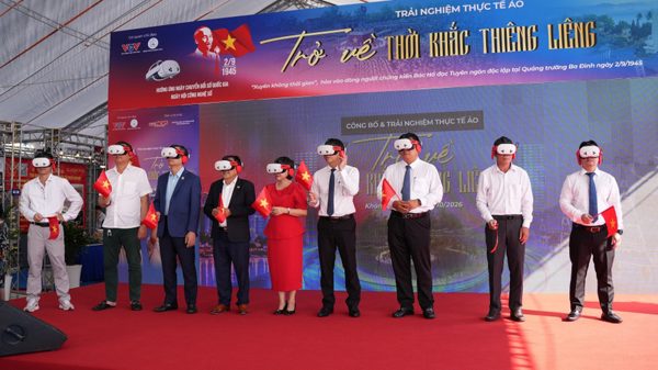 "Trở về thời khắc thiêng liêng" đến với người dân "xứ trầm, biển yến"