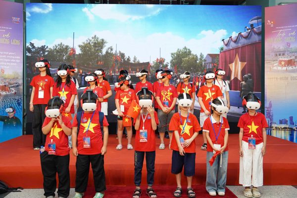 'Trở về thời khắc thiêng liêng' giúp người trẻ thêm trân trọng giá trị hòa bình