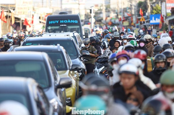 Trở về TPHCM sau nghỉ lễ: Phà Cát Lái ùn tắc kéo dài 4km
