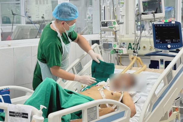Trở về từ Congo, người đàn ông da vàng như nghệ