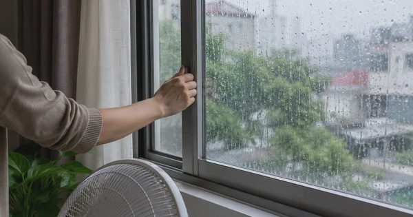 Trời mưa, đóng kín cửa: Bác sĩ lưu ý gì cho tim, phổi?