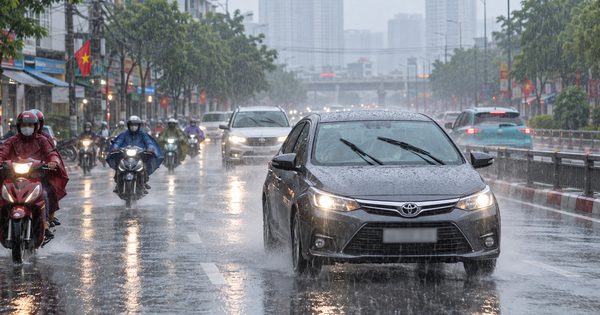 Trời mưa lớn giữa ban ngày, tài xế ô tô có bắt buộc bật đèn?