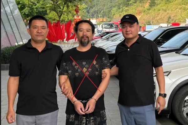 Trốn truy nã 15 năm ở Trung Quốc, người đàn ông bị bắt khi về Việt Nam.