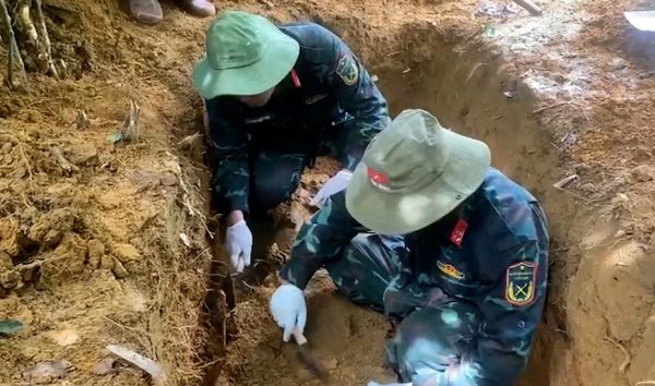 Trong lúc làm rừng, người dân ở Huế phát hiện phần mộ liệt sĩ cùng nhiều di vật