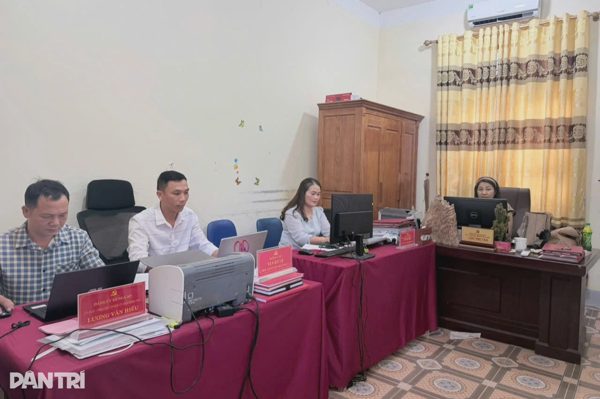 Trong phòng chật kín, cán bộ quây tôn ở hành lang để làm việc
