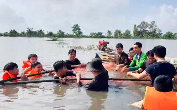 Trữ cá đồng, mở hướng làm du lịch, người dân thu hàng trăm triệu trên đồng mùa nước nổi