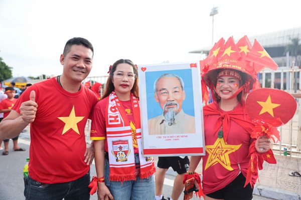TRỰC TIẾP: Cổ động viên dồn về sân Mỹ Đình trước đại chiến Việt Nam vs Thái Lan