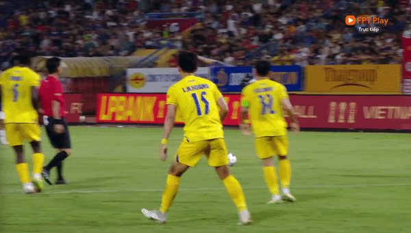 Trực tiếp Hà Nội vs SLNA 0-2 (H2): Không vào!!! Bóng chạm xà khung thành SLNA