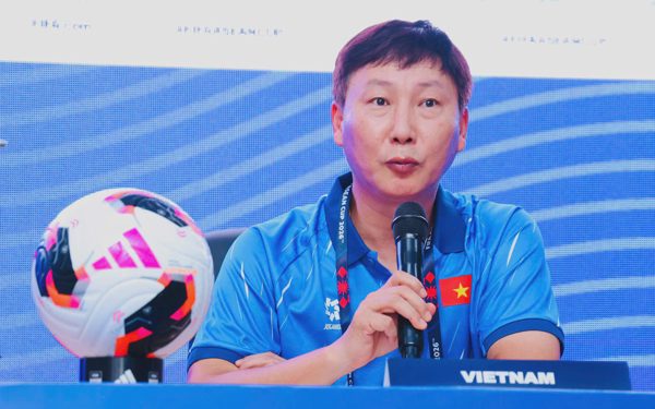 Trực tuyến HLV Kim Sang Sik trả lời họp báo sau trận gặp Philippines
