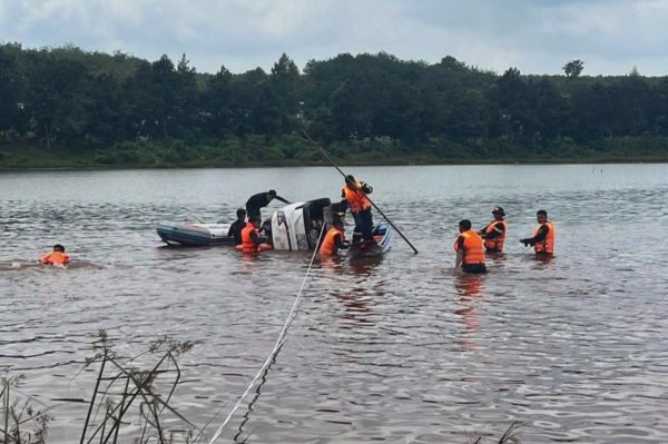 Trục vớt ô tô bị lũ cuốn trôi khiến nữ tài xế tử vong ở Đồng Nai