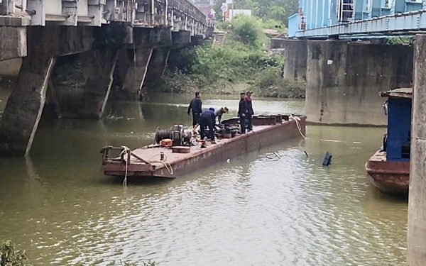 Trục vớt sà lan cuối cùng mắc kẹt dưới cầu đường sắt Mỹ Chánh