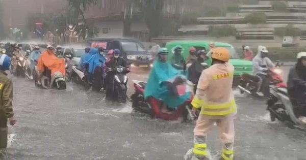 Trùm áo mưa lên đầu xe để khỏi ướt, CSGT cảnh báo gì?